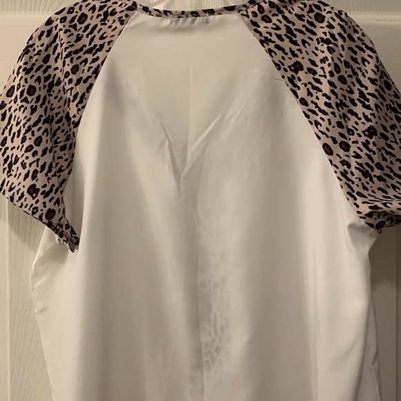 FHQ BLOUSE WHITE WITH ANIMAL TRIM SZ L ::NWOTS 100% POLY (pp 21” L 27”) - Picture 5 of 6